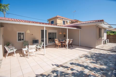 Property building, Patio, Day, View (from property/room), Balcony/Terrace, Dining area, sunbed