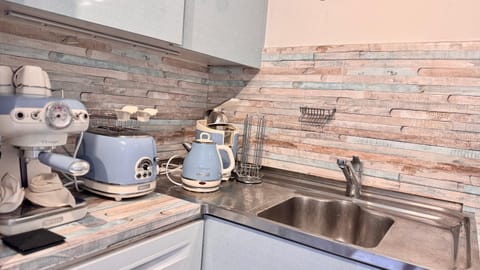 Coffee/tea facilities, Kitchen or kitchenette, stove