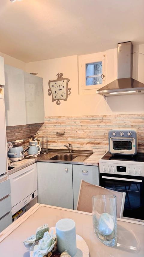 Kitchen or kitchenette, dishwasher, minibar, oven, stove, toaster