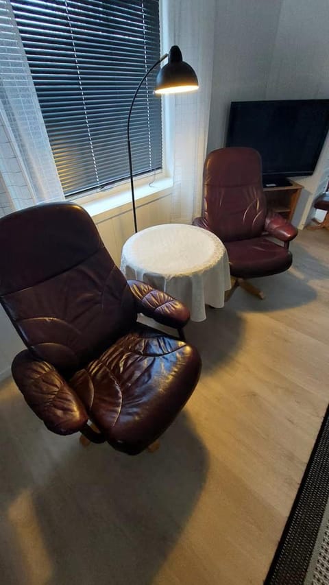 Fishermens House, romslig ferieleilighet nær sjøen Medby Senja Apartment in Nordland, Norway