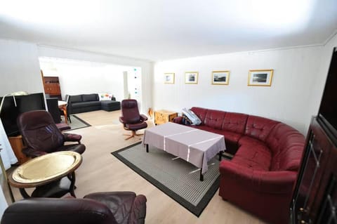 Fishermens House, romslig ferieleilighet nær sjøen Medby Senja Apartment in Nordland, Norway