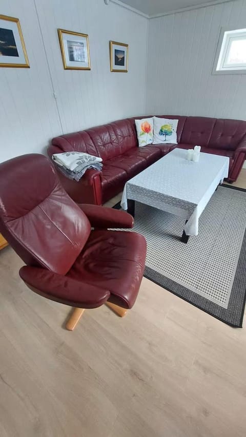 Fishermens House, romslig ferieleilighet nær sjøen Medby Senja Apartment in Nordland, Norway