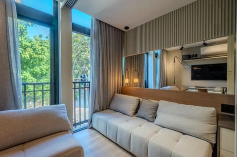 TV and multimedia, Living room, Seating area, air conditioner