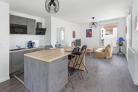 Kitchen or kitchenette, Living room, Seating area, Dining area, stove