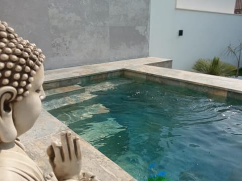 Day, Swimming pool