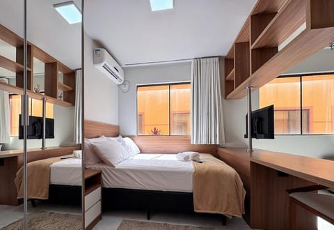 Bed, TV and multimedia, Photo of the whole room, Bedroom, towels, air conditioner