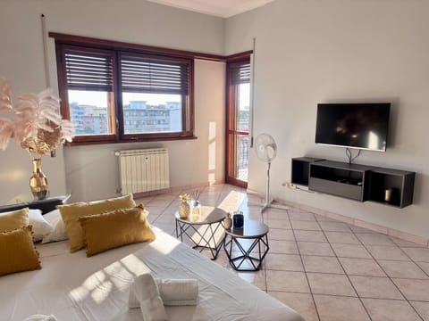 Communal lounge/ TV room, TV and multimedia, Living room, Seating area, Evening entertainment