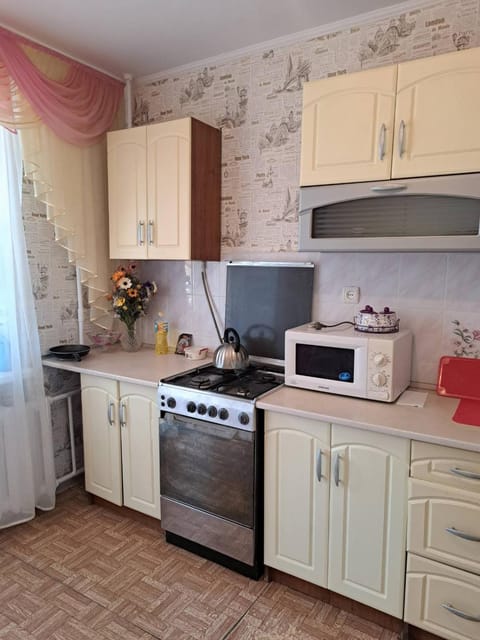 Kitchen or kitchenette, oven, pet friendly, stove, toaster