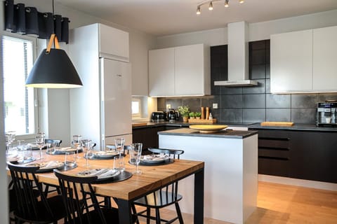 Coffee/tea facilities, Kitchen or kitchenette, Dining area, dishwasher, oven, stove, toaster