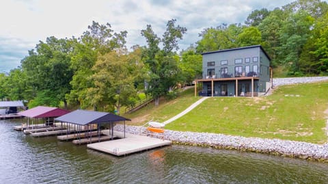 Lakefront Home with Dock - Hot tub - 7 miles to Ark House in Williamstown
