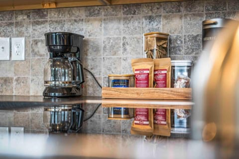 Hot Tub, 3BR for 10, Near Ark, Private Parking House in Williamstown