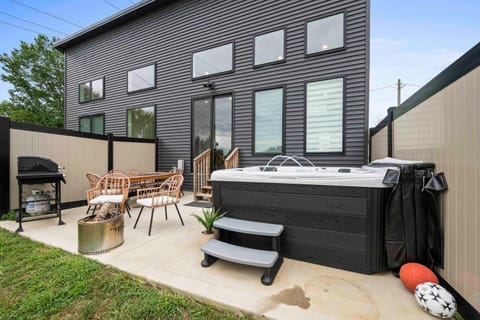 Hot Tub, 3BR for 10, Near Ark, Private Parking House in Williamstown