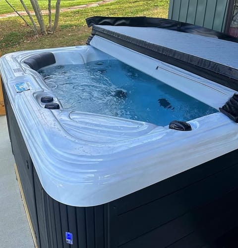 Hot Tub, 3BR for 10, Near Ark, Private Parking House in Williamstown