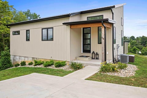 4BR, 2 & half Bath, Hot Tub, Private Parking, Near Ark House in Williamstown