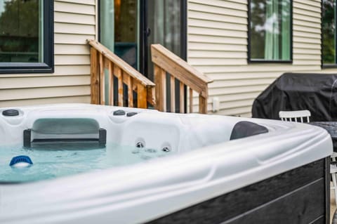 4BR, 2 & half Bath, Hot Tub, Private Parking, Near Ark House in Williamstown