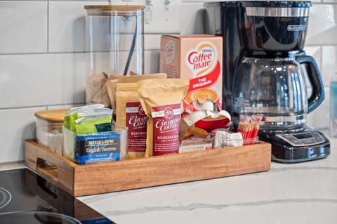 4BR, 2 & half Bath, Hot Tub, Private Parking, Near Ark House in Williamstown