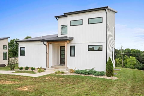 3-story home for 12 Near Ark with Hot Tub & Parking! House in Williamstown