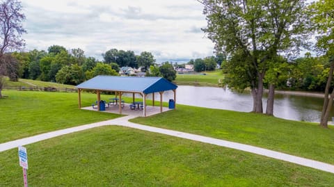 3 Homes, 3 Hot Tubs, 10BR, 10 Bath, Near Ark! House in Williamstown