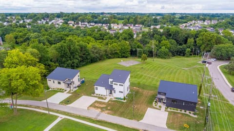 3 Homes, 3 Hot Tubs, 10BR, 10 Bath, Near Ark! House in Williamstown