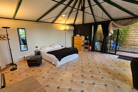 Beautiful loft for 2 with lovely terrace in a quiet location Apartment in Île-de-France