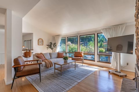 5BR Gem Walk to Microsoft and Near Redmond DT House in Redmond