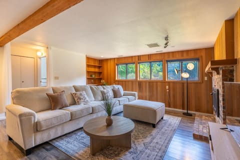 5BR Gem Walk to Microsoft and Near Redmond DT House in Redmond