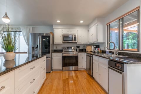 5BR Gem Walk to Microsoft and Near Redmond DT House in Redmond