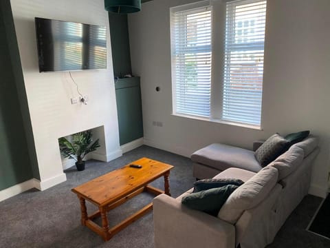 3 Double Bedroom Home-Sleeps 8 - Castle Donnington House in South Derbyshire District