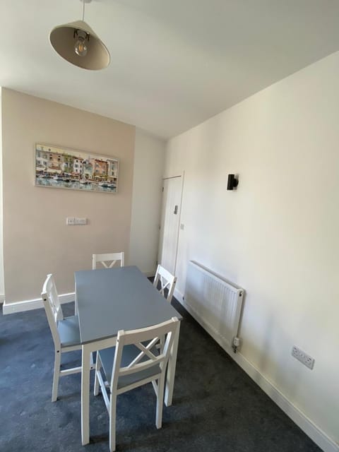 3 Double Bedroom Home-Sleeps 8 - Castle Donnington House in South Derbyshire District