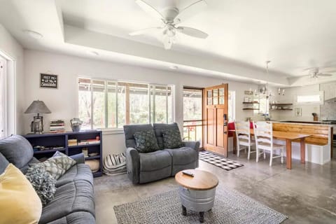 Communal lounge/ TV room, Living room, Seating area