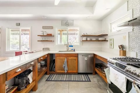 Kitchen or kitchenette, Kitchen or kitchenette