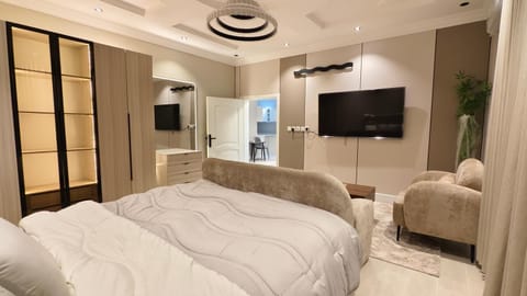 Communal lounge/ TV room, Bed, TV and multimedia, Living room, Photo of the whole room, Seating area, Evening entertainment, Bedroom, air conditioner