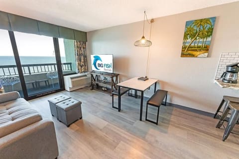 1BR Direct Oceanfront Views Pools, Modern Decor! House in Myrtle Beach