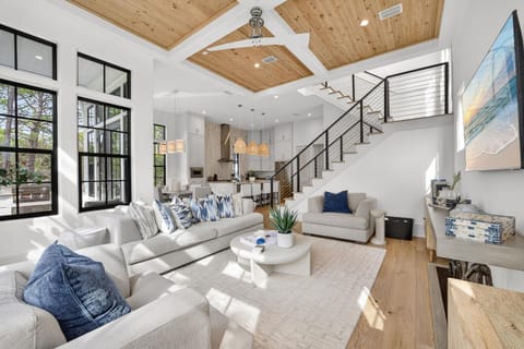 TV and multimedia, Living room, Decorative detail, Seating area, kitchen