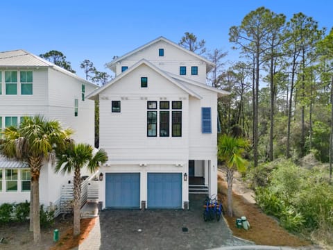 Property building, Facade/entrance, Day, Natural landscape, Cycling, Parking