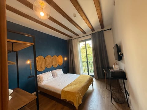 Bed, TV and multimedia, Photo of the whole room, Bedroom