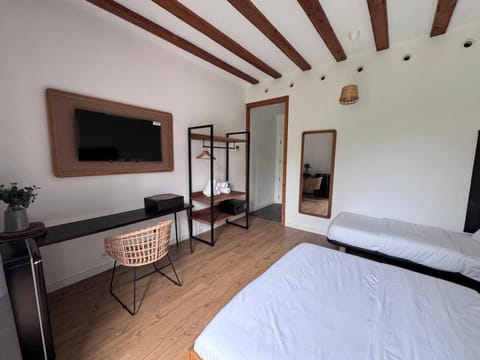 Bed, TV and multimedia, Photo of the whole room, Bedroom