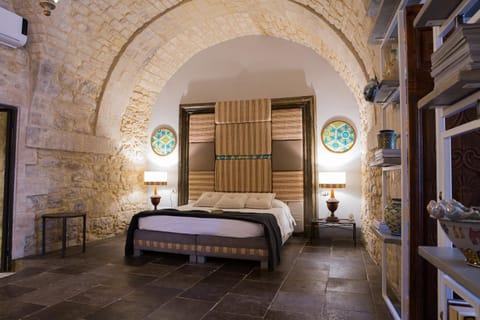 Bed, Photo of the whole room, Decorative detail, Bedroom