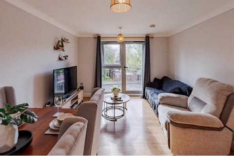 Contractor-Friendly, Private Gated Parking, Fast WiFi, Sofa Bed & Netflix, 5-Min Walk to City Centre, 15-Min Walk to Train Station, Ideal for Relocators & Families Apartment in Coventry
