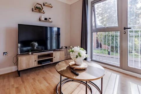 Contractor-Friendly, Private Gated Parking, Fast WiFi, Sofa Bed & Netflix, 5-Min Walk to City Centre, 15-Min Walk to Train Station, Ideal for Relocators & Families Apartment in Coventry