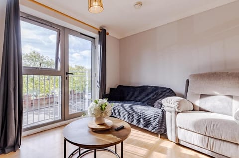 Contractor-Friendly, Private Gated Parking, Fast WiFi, Sofa Bed & Netflix, 5-Min Walk to City Centre, 15-Min Walk to Train Station, Ideal for Relocators & Families Apartment in Coventry