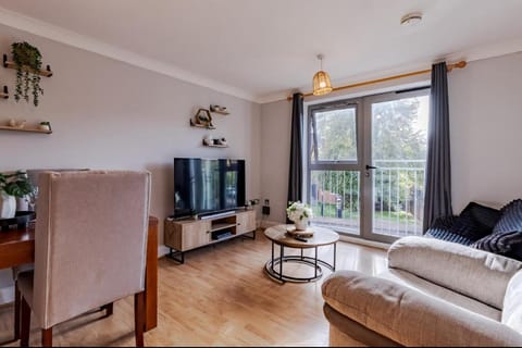 Contractor-Friendly, Private Gated Parking, Fast WiFi, Sofa Bed & Netflix, 5-Min Walk to City Centre, 15-Min Walk to Train Station, Ideal for Relocators & Families Apartment in Coventry