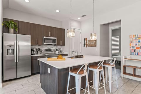 Chic Villa Domani Retreat - 9ppl House in Loughman