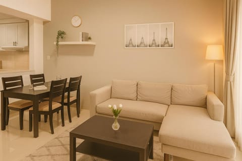 Kitchen or kitchenette, Living room, Seating area, Dining area