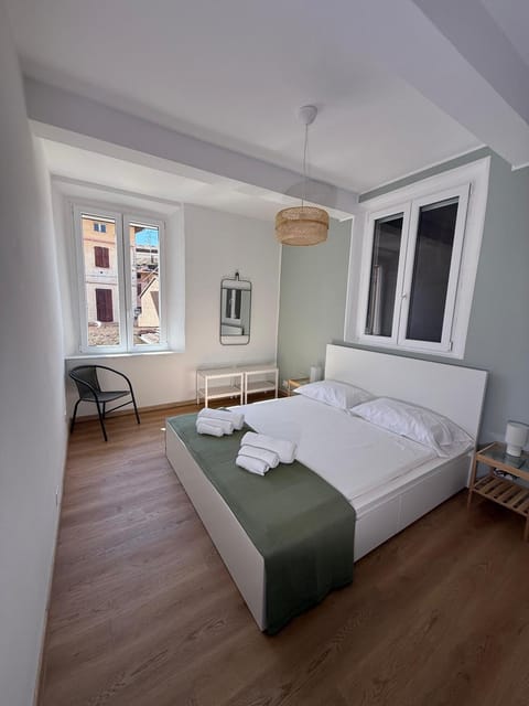 Bed, Photo of the whole room, Bedroom, towels