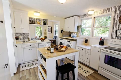 Kitchen or kitchenette, dishwasher, oven, kitchen