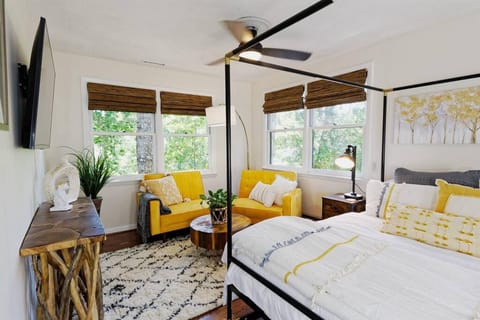 TV and multimedia, Seating area, Bedroom