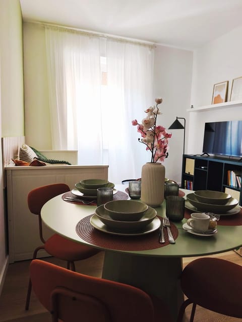 TV and multimedia, Coffee/tea facilities, Living room, Seating area, Dining area