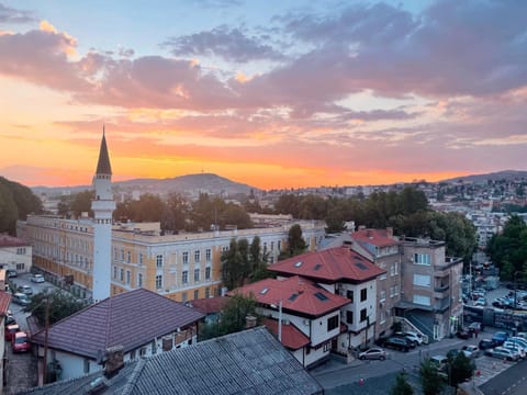 Neighbourhood, City view, Mountain view, Location, Sunset, Parking