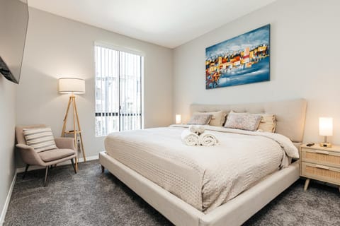 Bed, Photo of the whole room, Seating area, Bedroom, towels